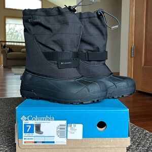 Columbia Youth Powderbug Plus II youth 7 snow boots.